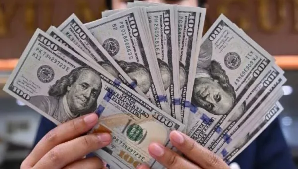 صعود مفاجئ في بورصات العراق والدولار يتجاوز حاجز الـ 156 ألف دينار في بغداد والمحافظات