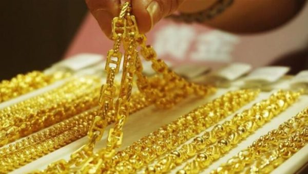 طبول الحرب في الخليج تضرب الذهب.. المعدن الأصفر يتراجع أمام شبح الفائدة الأمريكية