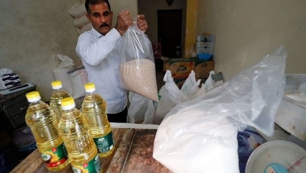 التجارة تباشر الأحد بتوزيع سلة غذائية خماسية لـ 7 ملايين مشمول بالحماية الإجتماعية