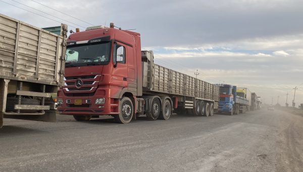 أزمة “الكاز” تخنق قطاع النقل في الموصل وسائقو الشاحنات يُطالبون بإنهاء الشروط التعجيزية