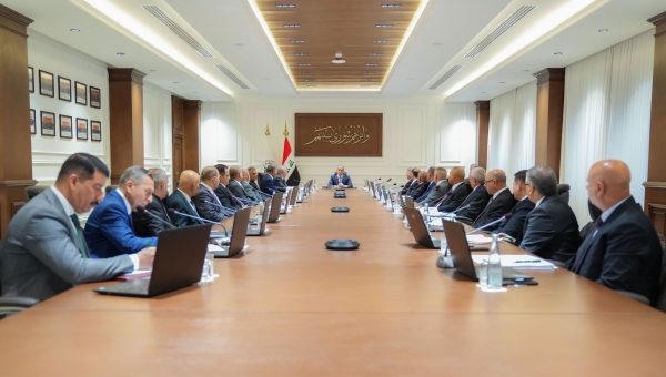 القضاء الأعلى يًوجّه بملاحقة المتجاوزين على شبكة الكهرباء ويعتبرها “سرقة للمال العام”