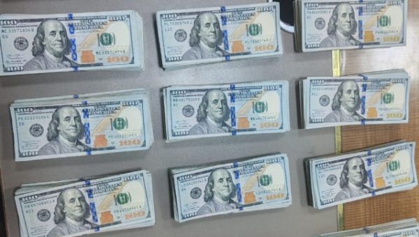 الكمارك تُحبط محاولة تهريب 150 ألف دولار بحوزة مسافر عبر مطار النجف الدولي