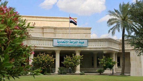 خيانة مجانية بالمال.. النزاهة تضبط مخمنين يبيعون استمارات الدولة للمواطنين سرًا في الموصل