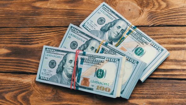 ارتفاع مفاجئ لأسعار الدولار في جميع المحافظات يُربك الأسواق