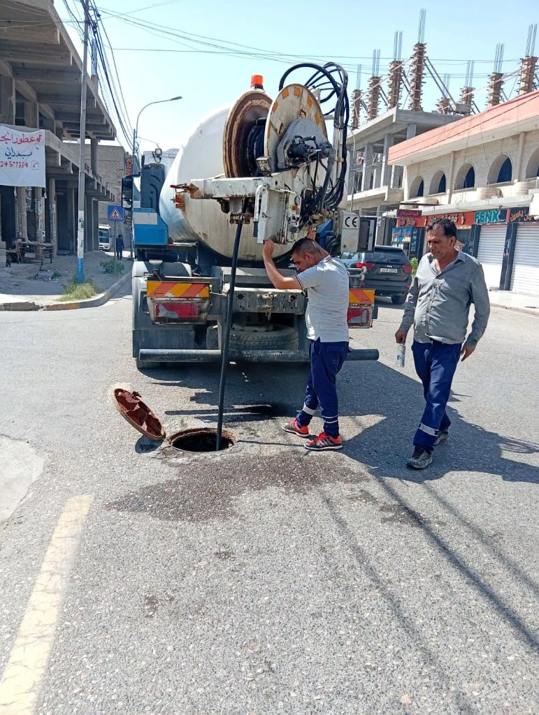 3-771x1024 استمرار جهود الصيانة والتنظيف لشبكات مياه المجاري في أحياء الجانب الأيمن لمدينة الموصل