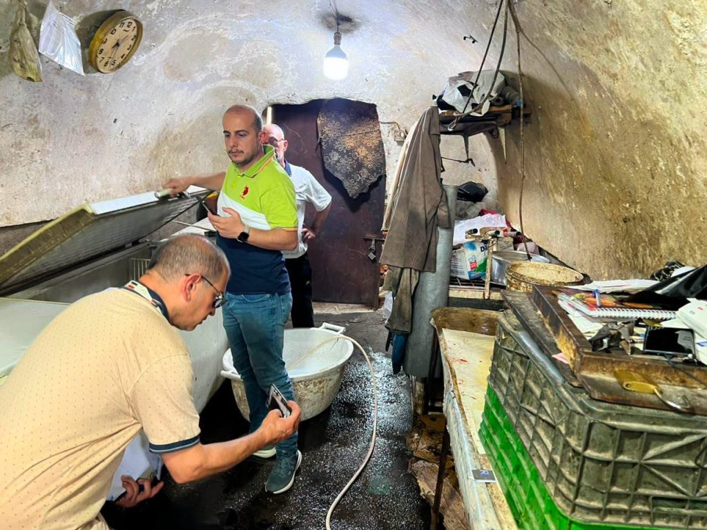 4-1-1024x768 الرقابة الصحية في نينوى تضبط مخالفات وتُتلف مواد منتهية الصلاحية في أسواق سمك الجانب الأيمن