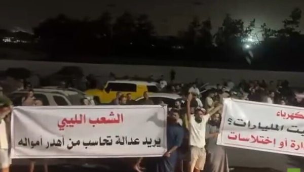 الغضب يتسع في ليبيا.. احتجاجات وعصيان مدني يشلان أجزاء من طرابلس