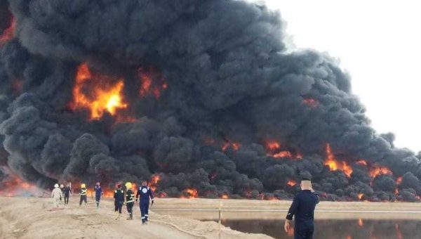 الدفاع المدني تحكم السيطرة على حريق في حقل الأحدب النفطي بواسط بـ 30 فرقة إطفاء.
