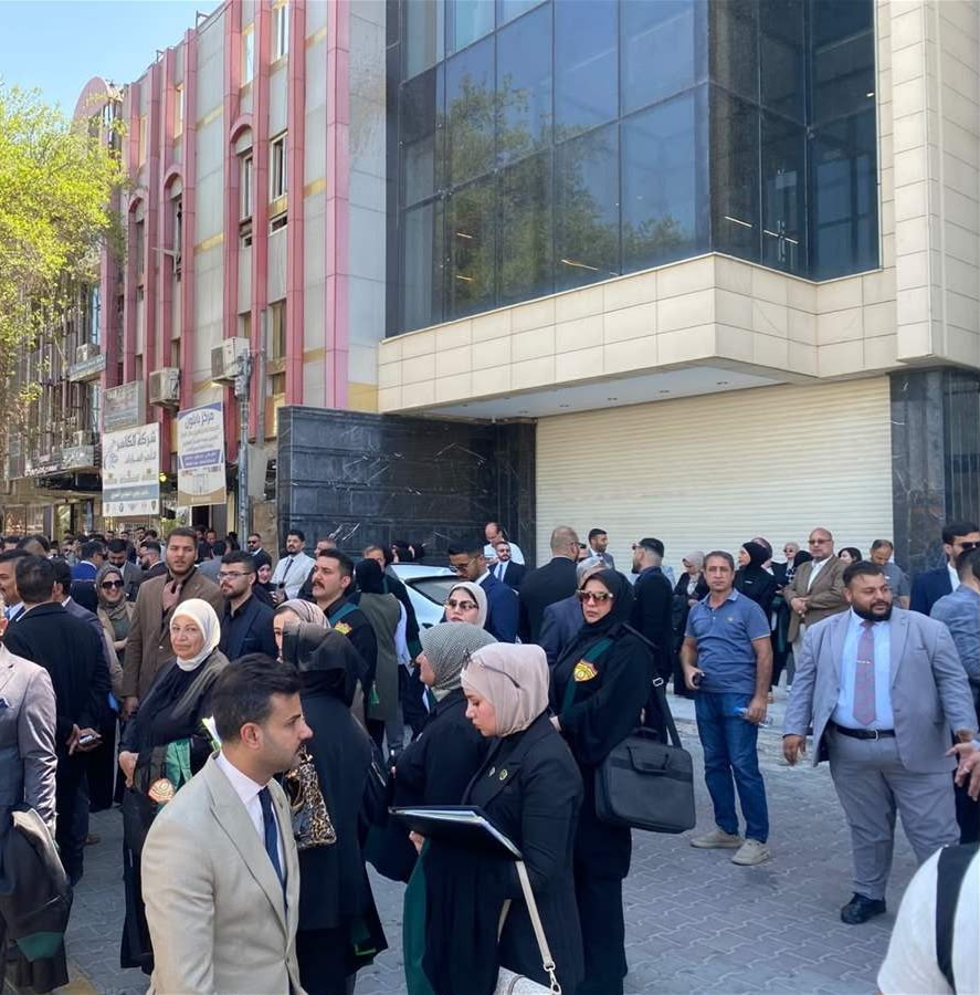 image-142 احتجاجات حقوقية واسعة أمام وزارة التجارة رفضًا لتقييد دخول المحامين الدوائر الحكومية
