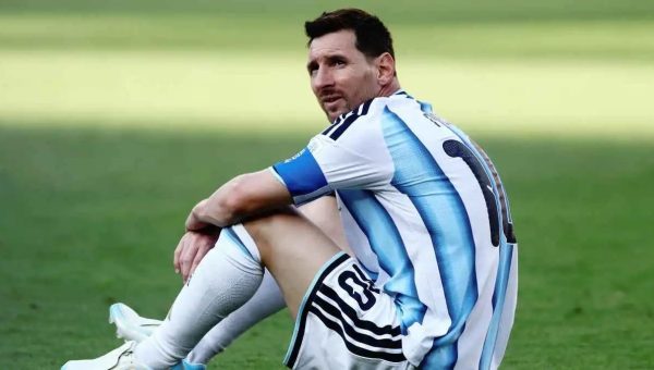 انتقادات تطارد ميسي بعد نهائي المونديال.. ومحاولة مزعومة لطرد كوكوريلا تشعل الجدل