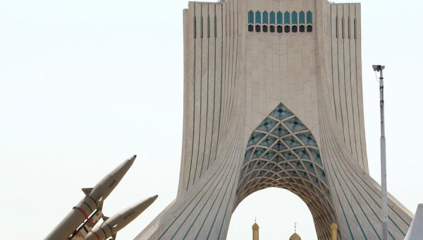 انفراجة حذرة بالخليج.. إيران تعلن وقف عملياتها الإنتقامية بعد تعليق البنتاغون غاراته الجوية