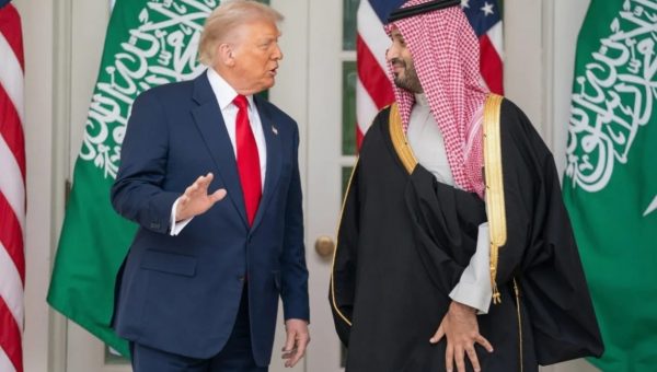 ترامب يُطالب خمس دول خليجية بـ”رسوم حماية” لتأمين مضيق هرمز وإيران تؤكد استمرار إغلاقه