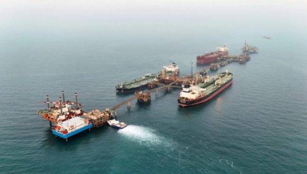تعافي الملاحة في مضيق هرمز يقفز بصادرات النفط في العراق والإمارات