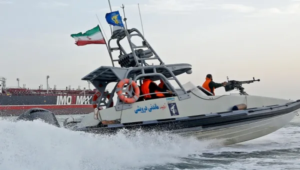 طهران تضع شرطًا واحدًا لفتح مضيق هرمز وتحذر من “حوادث أكبر” تطال قطاع النفط والغاز
