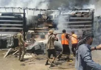 بجهود مشتركة.. الدفاع المدني العراقي والسوري يُسيطران على حريق شاحنات البضائع في منفذ ربيعة
