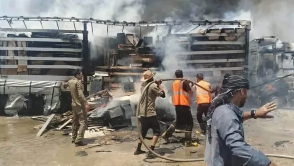 بجهود مشتركة.. الدفاع المدني العراقي والسوري يُسيطران على حريق شاحنات البضائع في منفذ ربيعة