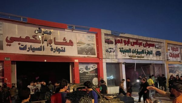 الدفاع المدني يخمد حريقًا ضخمًا في معارض سيارات الحبيبية شرق بغداد
