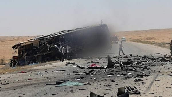 كارثة مرورية على طريق دمشق دير الزور تُسفر عن مصرع 8 أشخاص واحتراق حافلة بالكامل