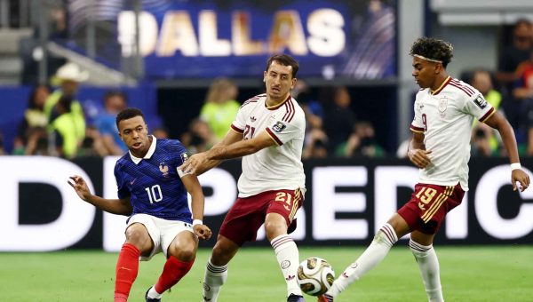 المرشح الأول يغادر بصمت من كأس العالم.. صحف العالم ترثي فرنسا وتمجّد إسبانيا