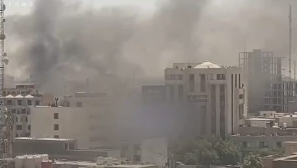الدفاع المدني يكافح حريقًا اندلع داخل مخزن للأجهزة الكهربائية في الكرادة وسط بغداد