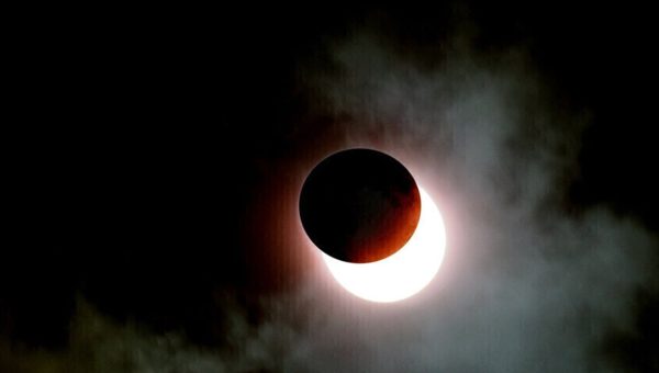 حدث العقد الفلكي.. كيف سيجمع آب المقبل بين ظلام الكسوف وسحر الشهب؟