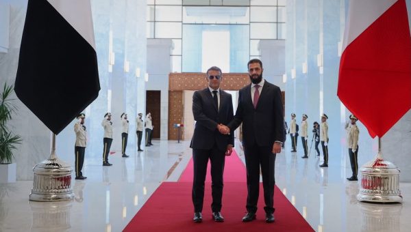 الشرع يستقبل ماكرون في دمشق ويُعلن تطلّع سوريا للشراكة مع فرنسا في سوق الممرات العالمية