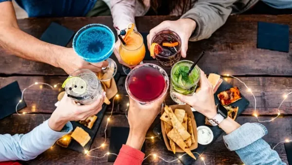 تقرير طبي يكشف عن 5 مشروبات يومية تسبب إجهادًا ومخاطر جسيمة للكلى