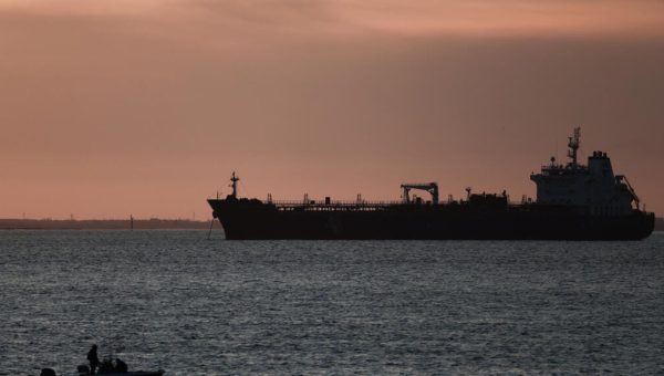 الحصار يعود إلى الخليج.. إيران تراهن على “أسطول الظل” لكسر الطوق الأمريكي