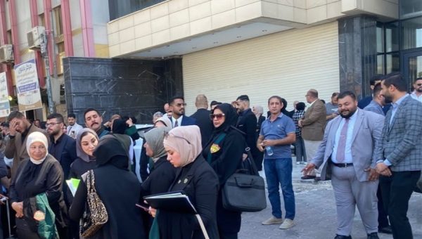 احتجاجات حقوقية واسعة أمام وزارة التجارة رفضًا لتقييد دخول المحامين الدوائر الحكومية