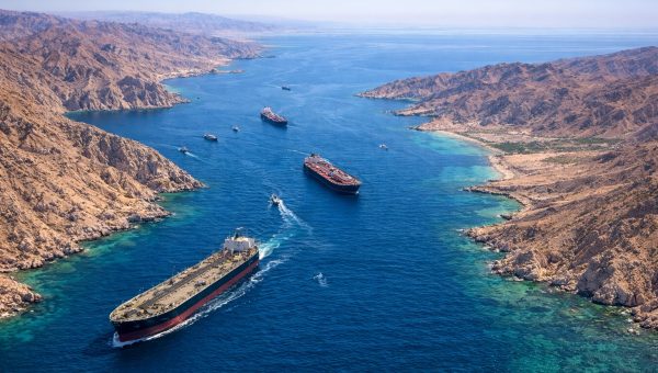 طهران ترفع النبرة وتُعلن مضيق هرمز خطًا أحمر أمام استعراض القوى الخارجية