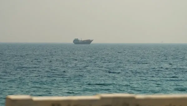 شرايين الطاقة العالمية في دائرة الخطر.. تصعيد إيراني حوثي يهدد بإغلاق مضيقي هرمز وباب المندب