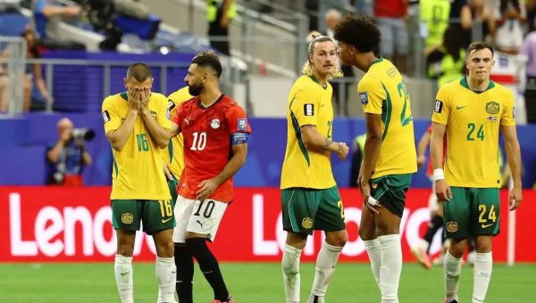 محمد صلاح يخطف أنظار العالم.. موقف إنساني بعد إقصاء أستراليا يثير إعجاب الصحف العالمية