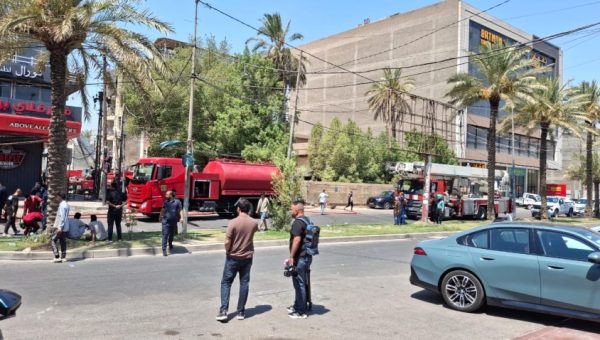 الدفاع المدني يُحبط كارثة في بغداد وينقذ مواطنين من أعلى برج اتصالات