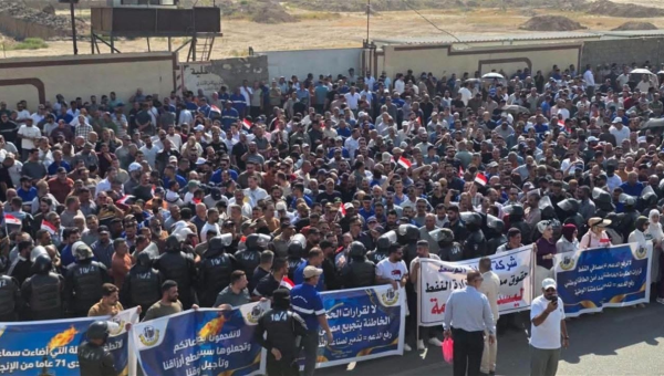 احتجاجات عمالية في بغداد.. موظفو القطاع النفطي يرفضون قرارات استقطاع الرواتب