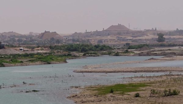 تحقيق بيئي موسع في الموصل لكشف مصدر بقع نفطية طفت فوق رافد دجلة