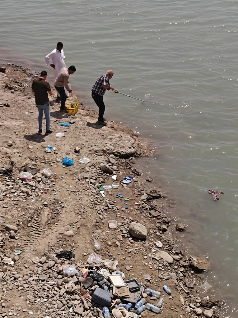 IMG_7095-765x1024 تحقيق بيئي موسع في الموصل لكشف مصدر بقع نفطية طفت فوق رافد دجلة