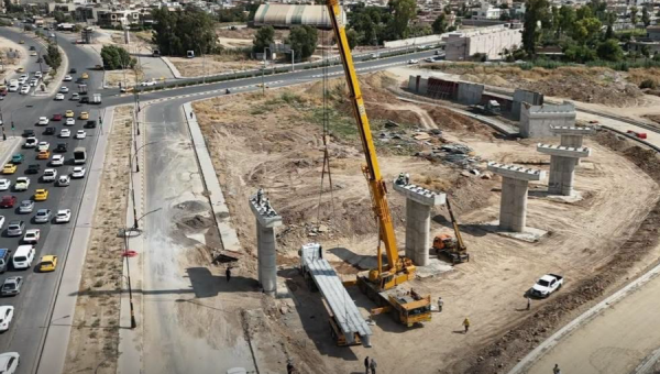 بدء تركيب روافد جسر الصابرين وارتفاع الإنجاز إلى 25%
