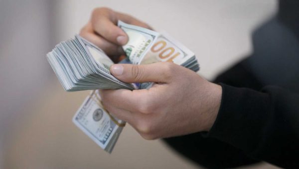 الدولار يواصل الارتفاع في العراق.. وبغداد تقترب من 155 ألف دينار