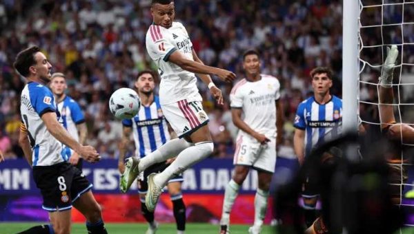ريال مدريد يخطف فوزاً قاتلاً من إسبانيول في الظهور الأول لمورينيو