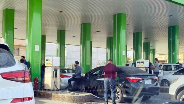 انفراجة في أزمة البنزين بنينوى.. فيديوهات توثق تراجع طوابير المحطات وتساؤلات بشأن البطاقات الوقودية