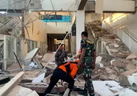 كارثة في إندونيسيا.. زلزال مُدمّر بقوة 7.7 درجة يضرب جزيرة فلوريس ويخلف عشرات الضحايا ومخاوف من تسونامي