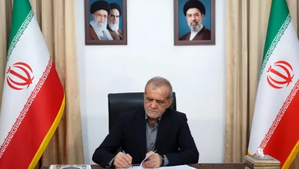 بزشكيان يؤكد تمسك إيران بالدفاع عن حدودها وطهران تنفي تصريحات ترامب بشأن المحادثات