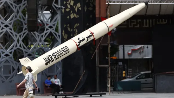 إيران تهدد بضرب منشآت طاقة أمريكية وإسرائيلية وإغلاق مضيق هرمز