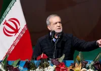 طبول الحرب الشاملة.. الرئيس الإيراني يقر بصعوبة الأوضاع ويُحذّر من عقوبات أمريكية قاسية