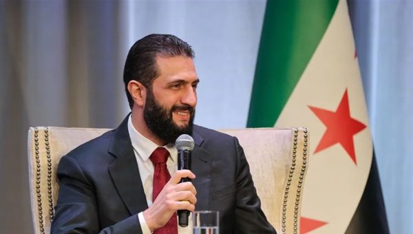 الرئيس السوري أحمد الشرع يُعلن طي صفحة “الماضي الأليم” عقب رفع اسم البلاد من قائمة الإرهاب الأمريكية