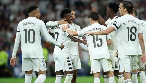مورينيو يغربل قائمة ريال مدريد ويوافق على بيع احد لاعبيه إلى إشبيلية