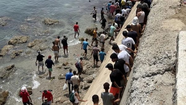 الداخلية المغربية: تضليل وشبكات اتجار بالبشر وراء أحداث سبتة ومليلية ولا تهاون في مكافحة الهجرة