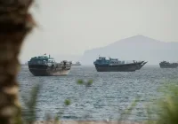 استهداف سفينة شحن بمضيق هرمز وفقدان  أحد البحارة يُلهب توترات الملاحة
