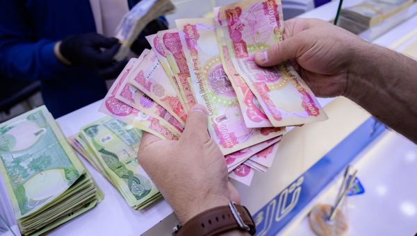 بسبب شح السيولة.. ترجيحات بتأخر صرف رواتب الموظفين إلى مطلع الشهر المقبل