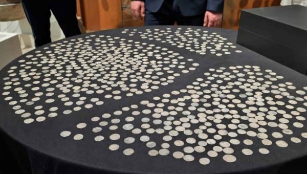 إحباط تهريب كنز أثري: الإستخبارات تضبط 800 قطعة نقدية قادمة من الخارج في الرصافة